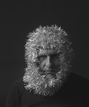 Aluhut (Wegmans 'Man Ray With Tinsel'),  2021

s/w-Fotografie, 40 x 30 cm, Künstlerrahmung
Einmalige Sonderedition für SOS Mitmensch, rückseitig signiert und betitelt

Ausrufpreis: 500,-